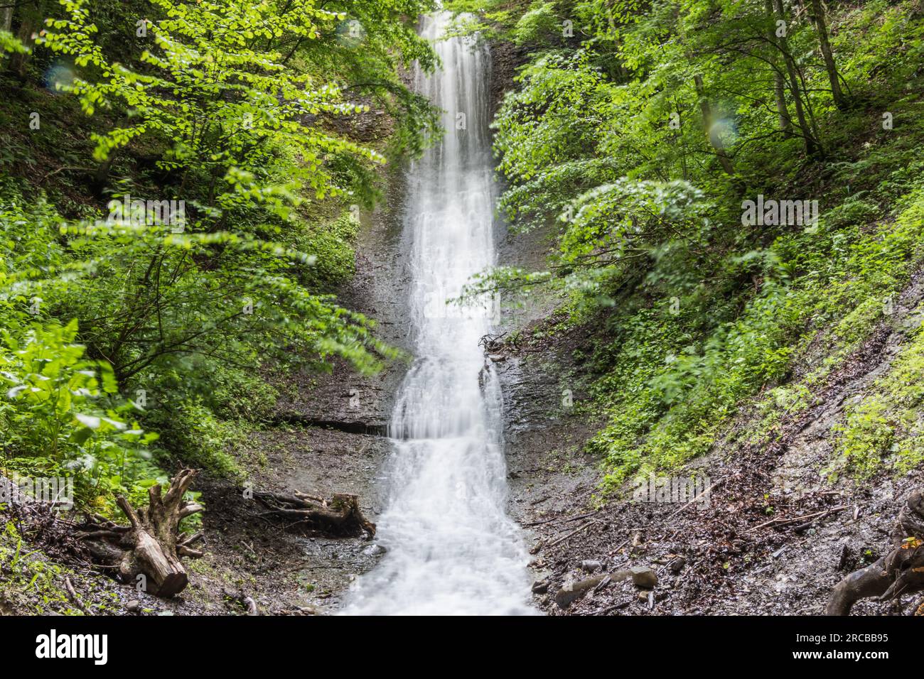 Der große Wasserfall Vyshovatsky, ein weniger bekannter und schwer zu erreichender Wasserfall in den Karpaten Stockfoto