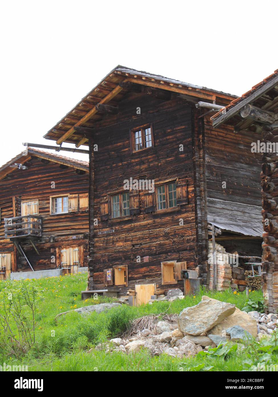 Alte Holzhäuser in Obermutten, Kanton Grisons, Schweiz Stockfoto