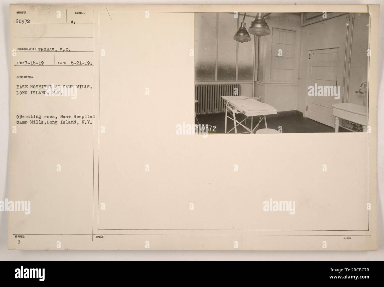 Operationssaal im Basiskrankenhaus in Camp Mills, Long Island, N.Y. Dieses Foto wurde am 21. Juni 1919 aufgenommen und zeigt die medizinische Einrichtung, die während des Ersten Weltkriegs das amerikanische Militär versorgte. Fotograf S.C. Thomas hat dieses Bild mit Notizen aufgenommen, die die Beschreibung und die Identifikationsnummer enthalten. Stockfoto