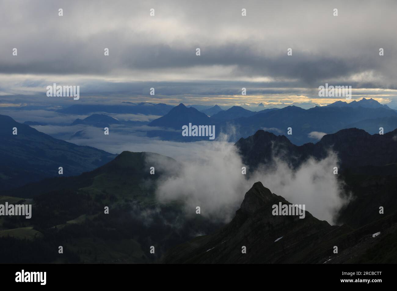 Sonnenaufgangsszene vom Mount Brienzer Rothorn aus gesehen. Blick auf Stanserhorn und Luzern. Nebel hebt sich langsam nach einer regnerischen Nacht Stockfoto