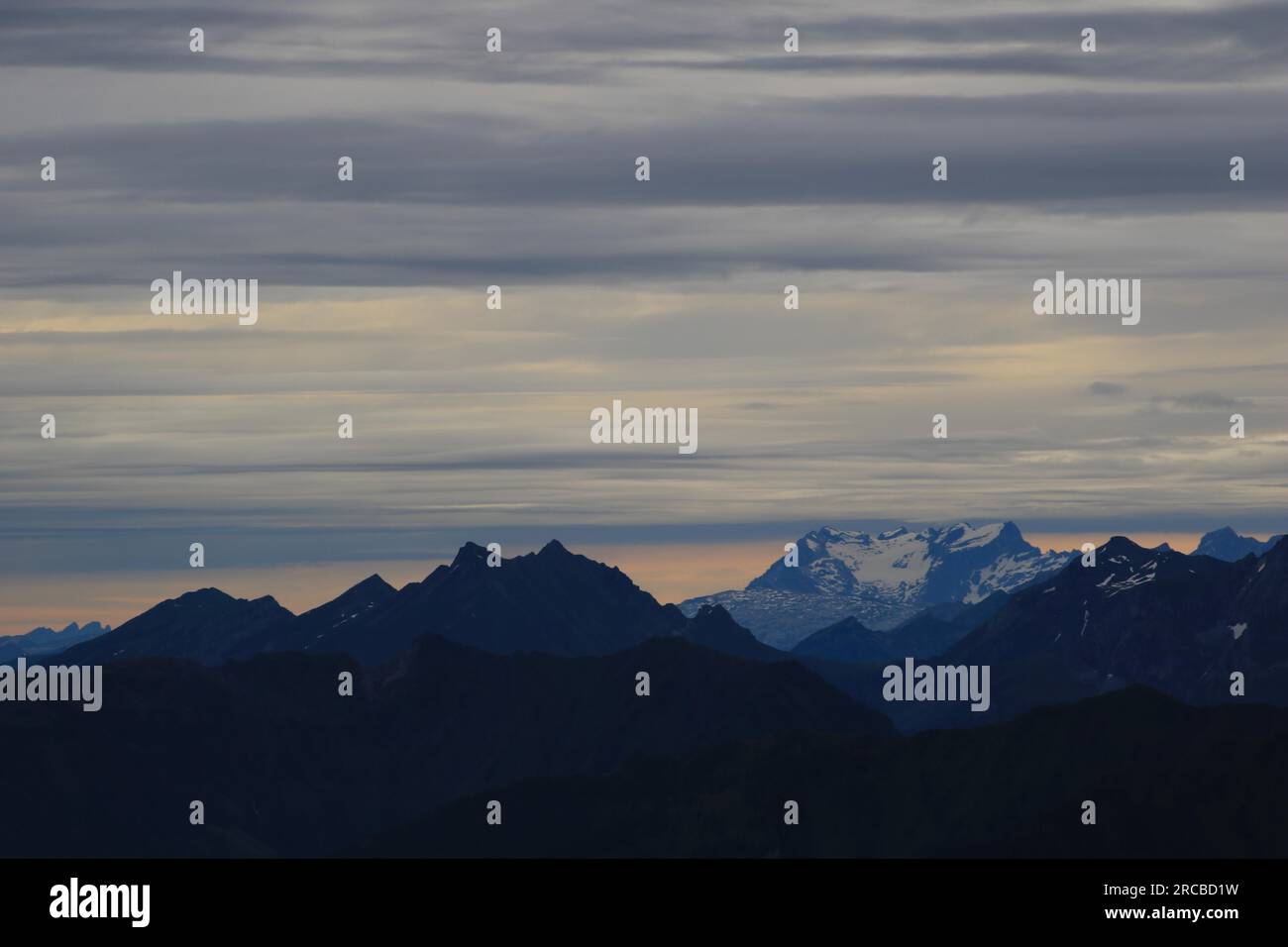 Graue Wolken über dem Titlis und anderen Bergen der Schweizer Alpen Stockfoto