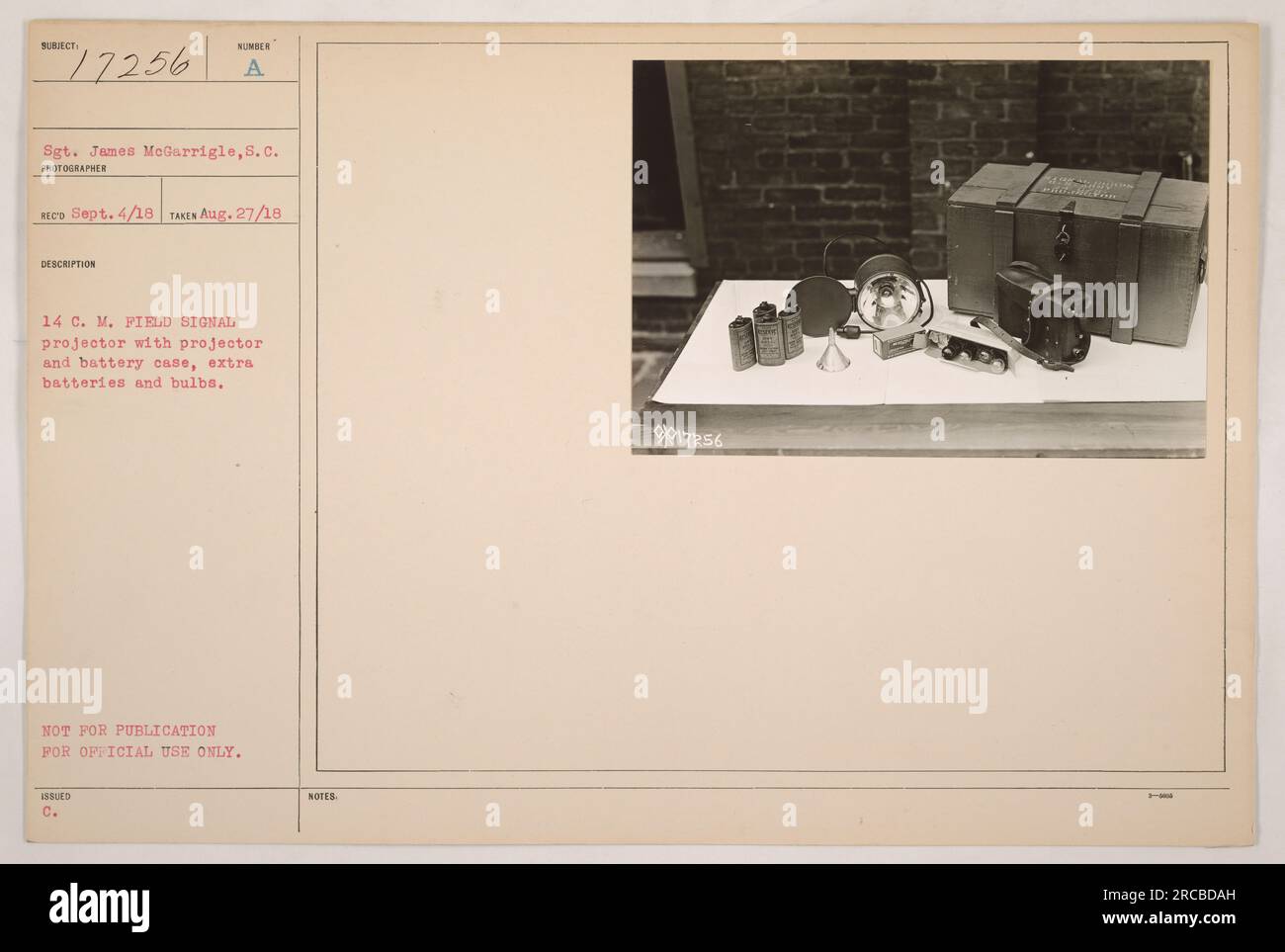Sergeant James McGarrigle vom Signalkorps ist auf diesem Foto vom 27. August 1918 zu sehen. Er steht neben einem 14 C.M. Feldsignal-Projektor mit Batteriefach, Zusatzbatterien und Lampen. Diese Ausrüstung war für die militärische Kommunikation im Ersten Weltkrieg von entscheidender Bedeutung (50 Wörter). Stockfoto