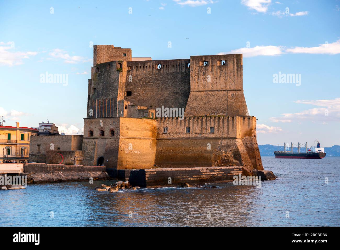 Castel dell'Ovo, Lietrallye, das Egg Castle ist ein Schloss am Meer in Neapel, das sich auf der ehemaligen Insel Megaride, heute eine Halbinsel, am Golf von N befindet Stockfoto