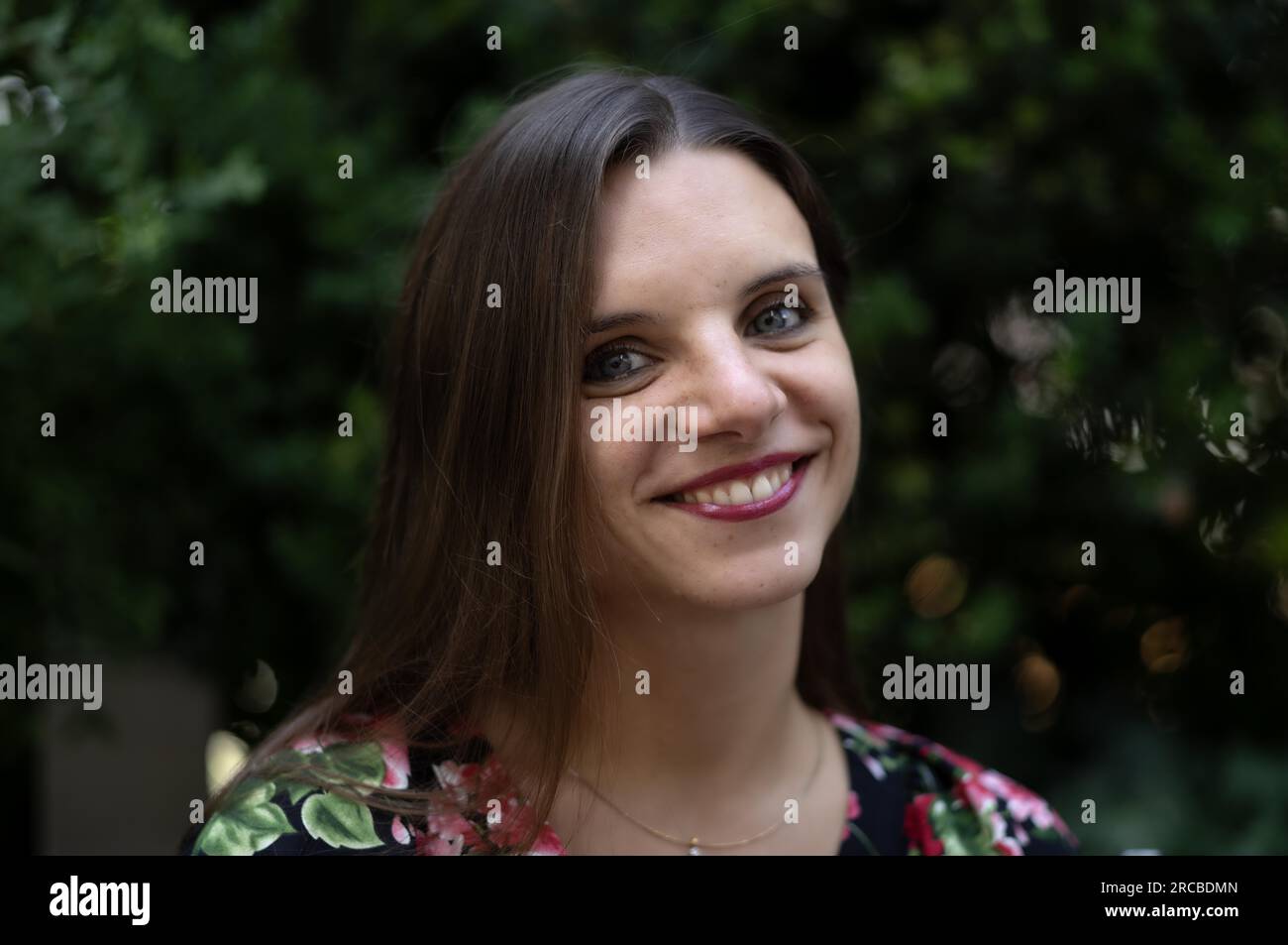 Junge Frau, Porträt, Lächeln, Tuebingen, Baden-Württemberg, Deutschland Stockfoto