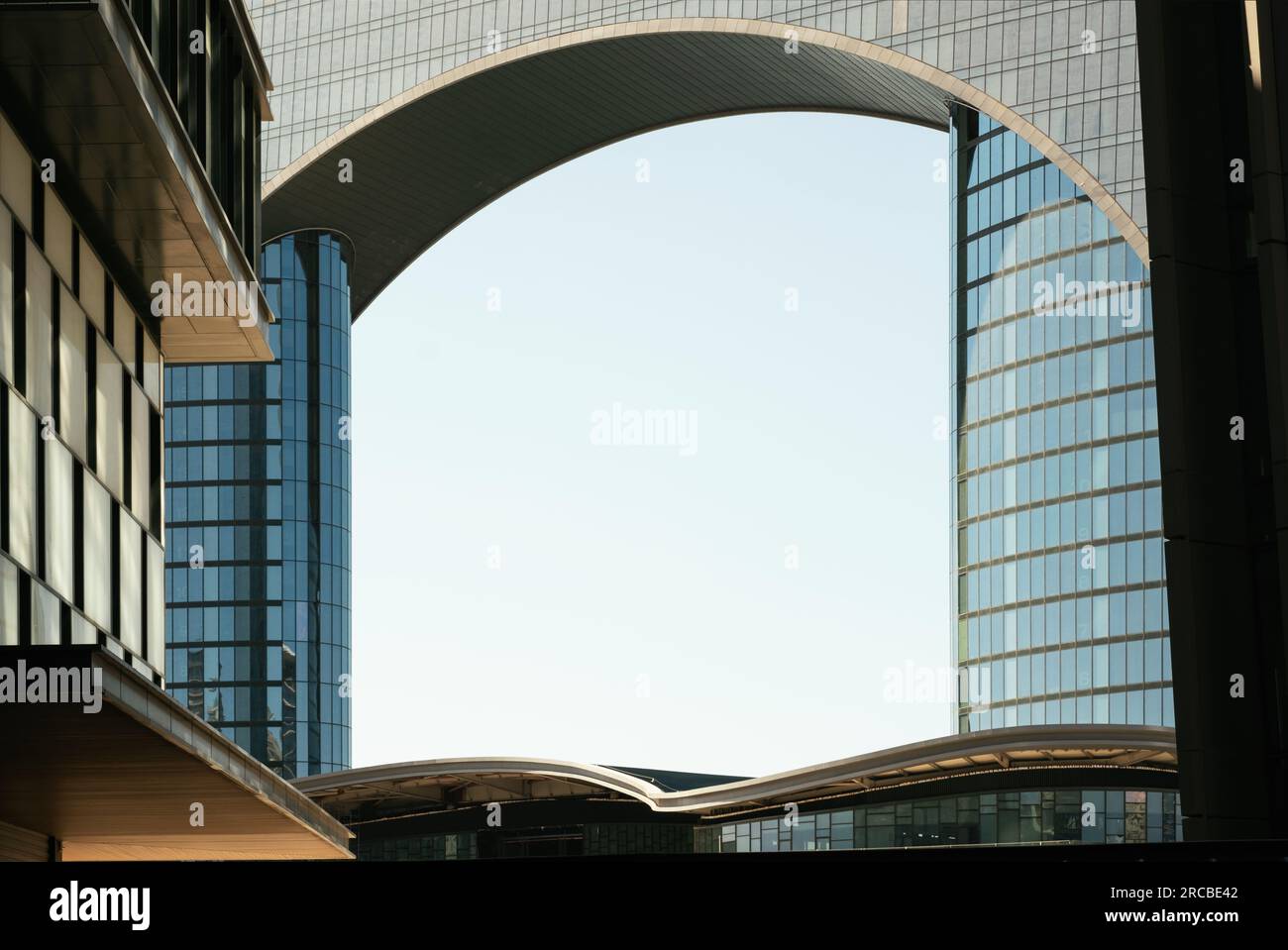 Baku, Aserbaidschan - 26. Juni 2023: Aus nächster Nähe sehen Sie die architektonischen Details des berühmten Crescent Hotels, das die moderne Architektur der Stadt symbolisiert Stockfoto