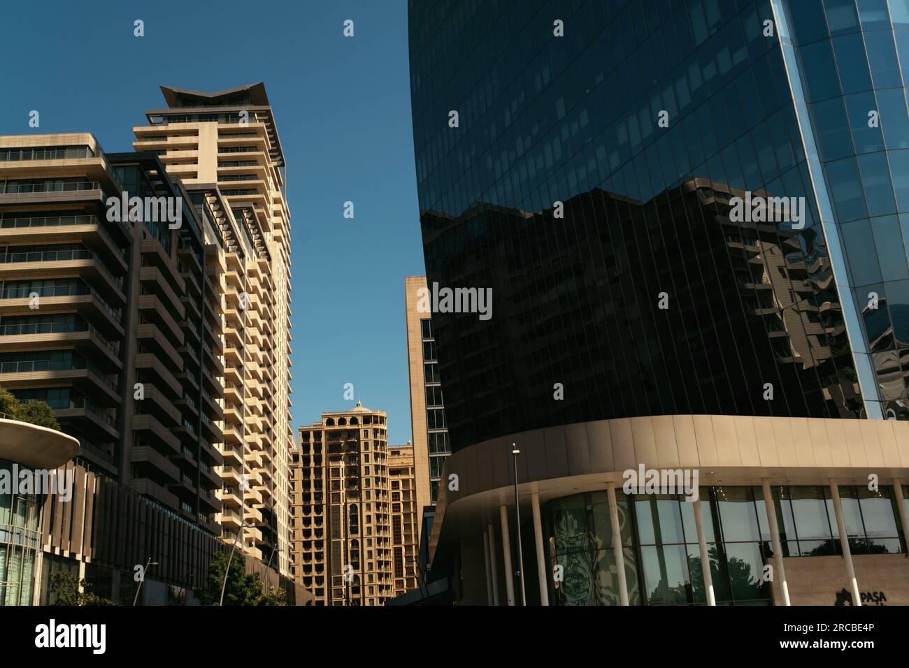 Baku, Aserbaidschan - 26. Juni 2023: Ein frühmorgendlicher Shot, der die harmonische Mischung aus Bakus historischer und moderner Architektur einfängt, in einem Bild dargestellt Stockfoto