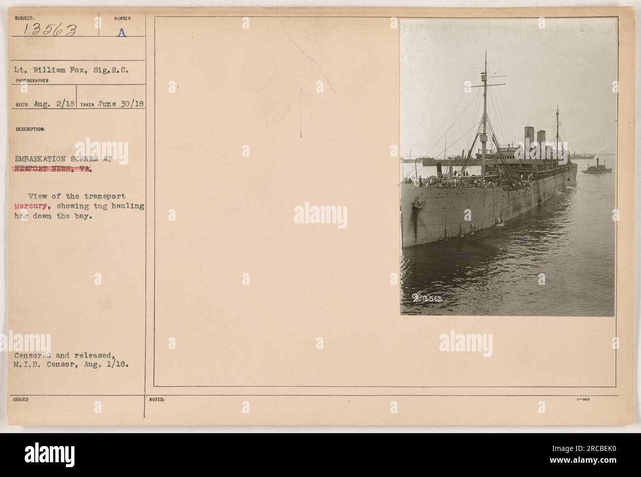 Das Transportschiff Mercury wurde während des 1. Weltkriegs in Newport News, Virginia, in der Bucht abgeschleppt Fotografiert von Lieutenant William Fox, Sig. R. C. am 30. Juni 1918. Dieses Bild zeigt Szenen der Einschiffung. Das Foto wurde zensiert und am 1. August 1918 vom M.I.B.-Zensor veröffentlicht. Stockfoto