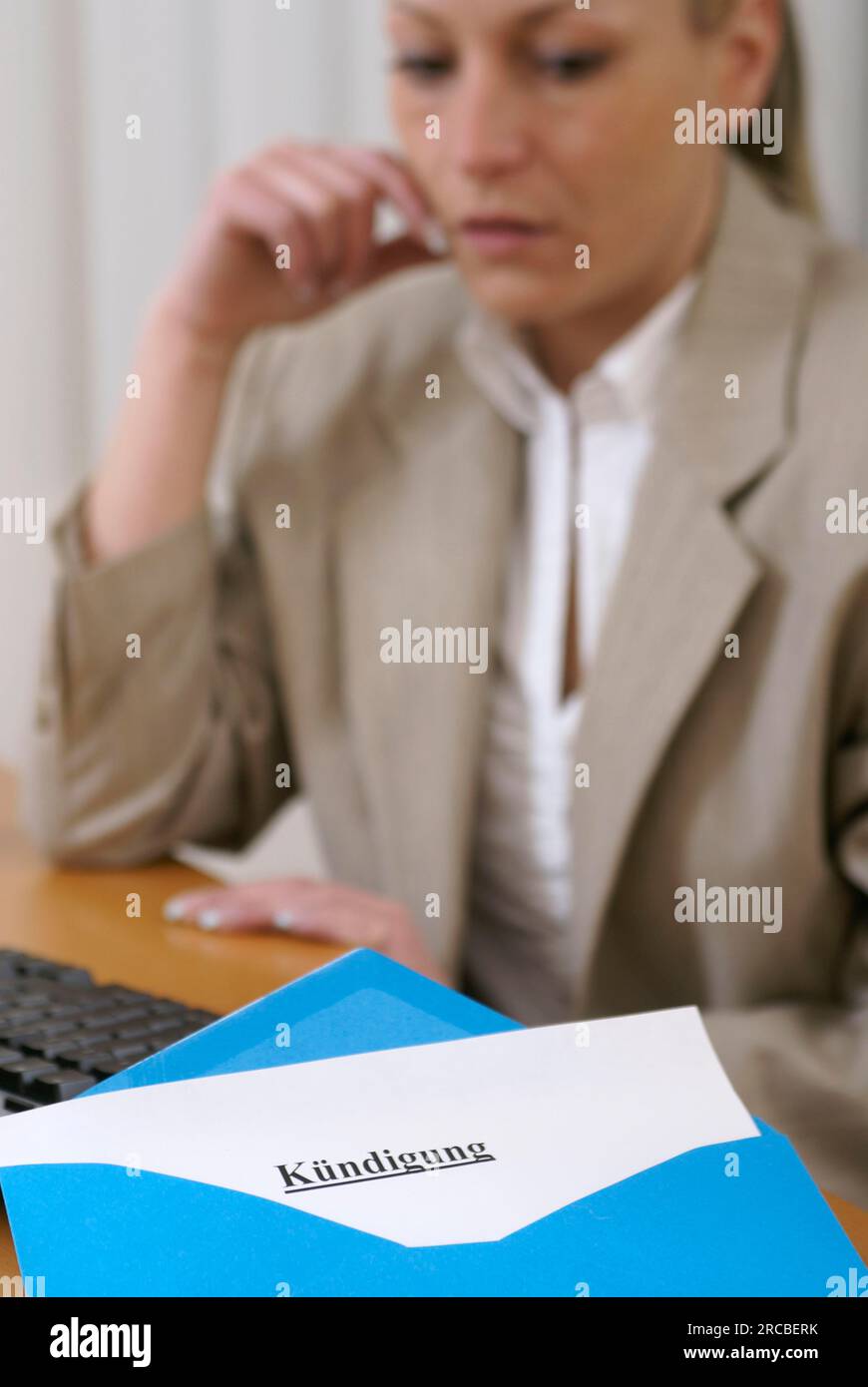 Die Frau erhielt eine Benachrichtigung bei der Arbeit, blauer Brief Stockfoto