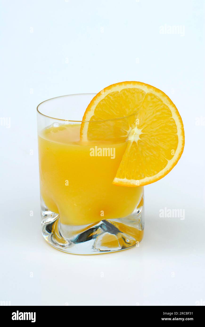 Frisch gepresster Orangensaft, Orangenscheibe auf dem Glas, n n (Citrus sinensis) Orangensaft Stockfoto