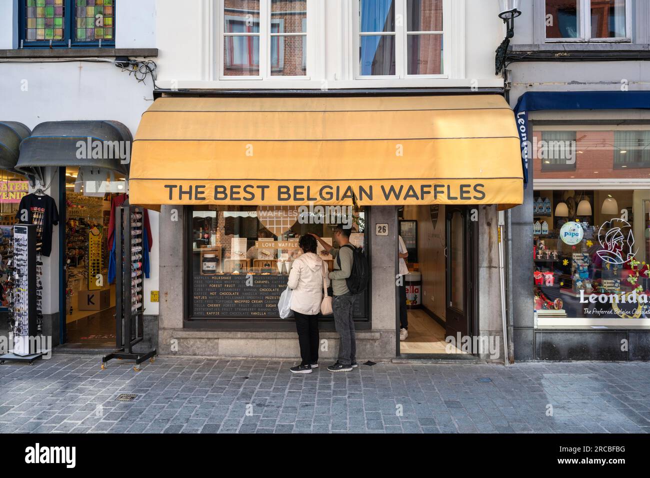 Süßwarenladen für traditionelle belgische Waffeln in der belgischen Altstadt von Brügge Stockfoto