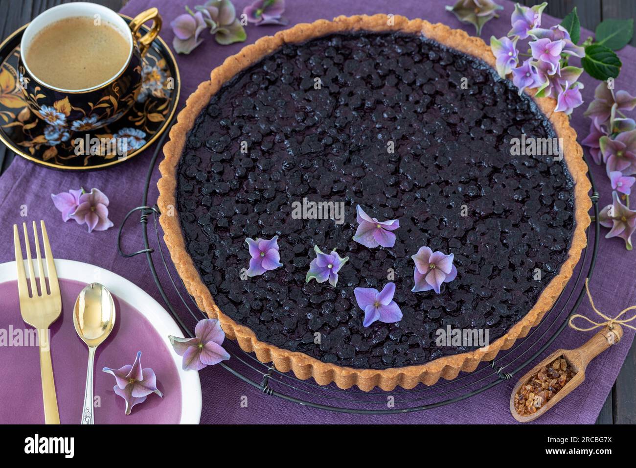 Vegane Heidelbeertorte mit Hortensienblüten Stockfoto