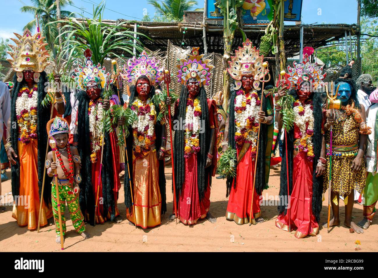 Das Bild der als verschiedene hinduistische Göttin verkleideten Menschen auf dem Dasara Dussera Dusera Festival bei Kulasai Kulasekharapatnam bei Tiruchendur, Tamil Nadu, Süden Stockfoto