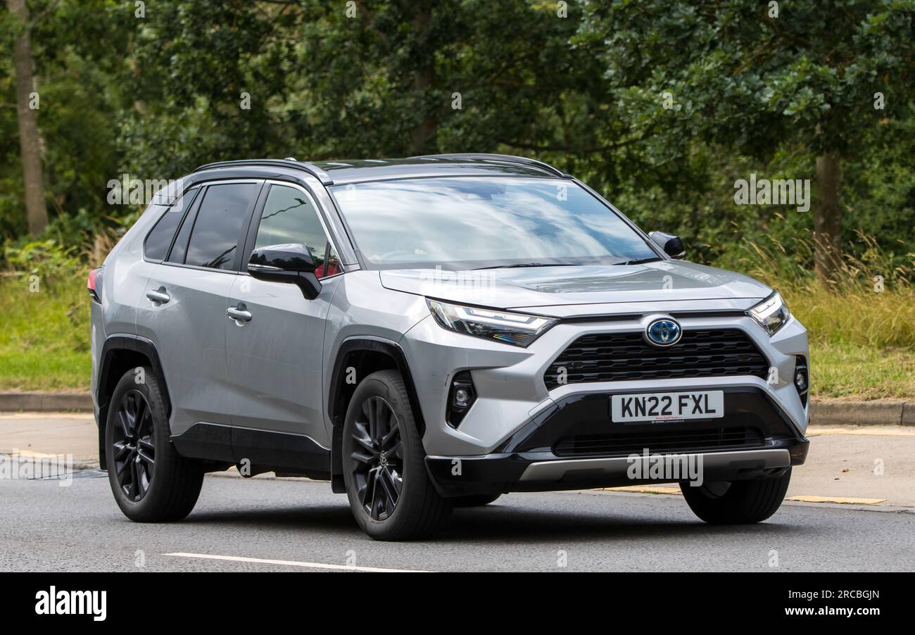 Milton Keynes, Großbritannien - Juli 13. 2023: 2022 silberner Hybrid-Elektro-TOYOTA RAV4 Auto, das auf einer englischen Straße fährt Stockfoto