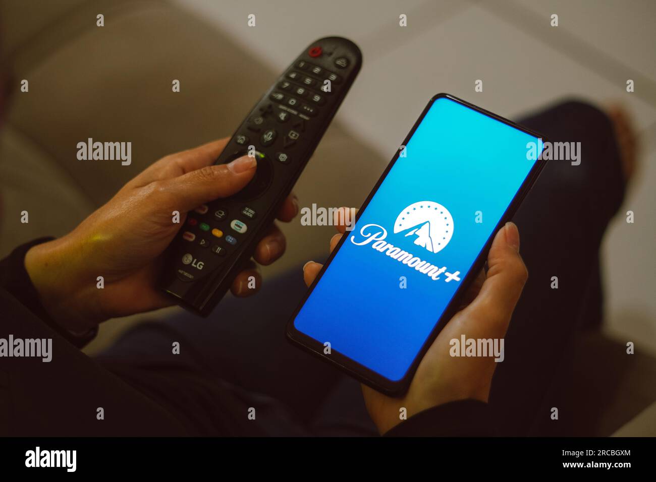 In dieser Fotoabbildung wird das Paramount + (Paramount Plus) Logo auf einem Smartphone angezeigt. Stockfoto