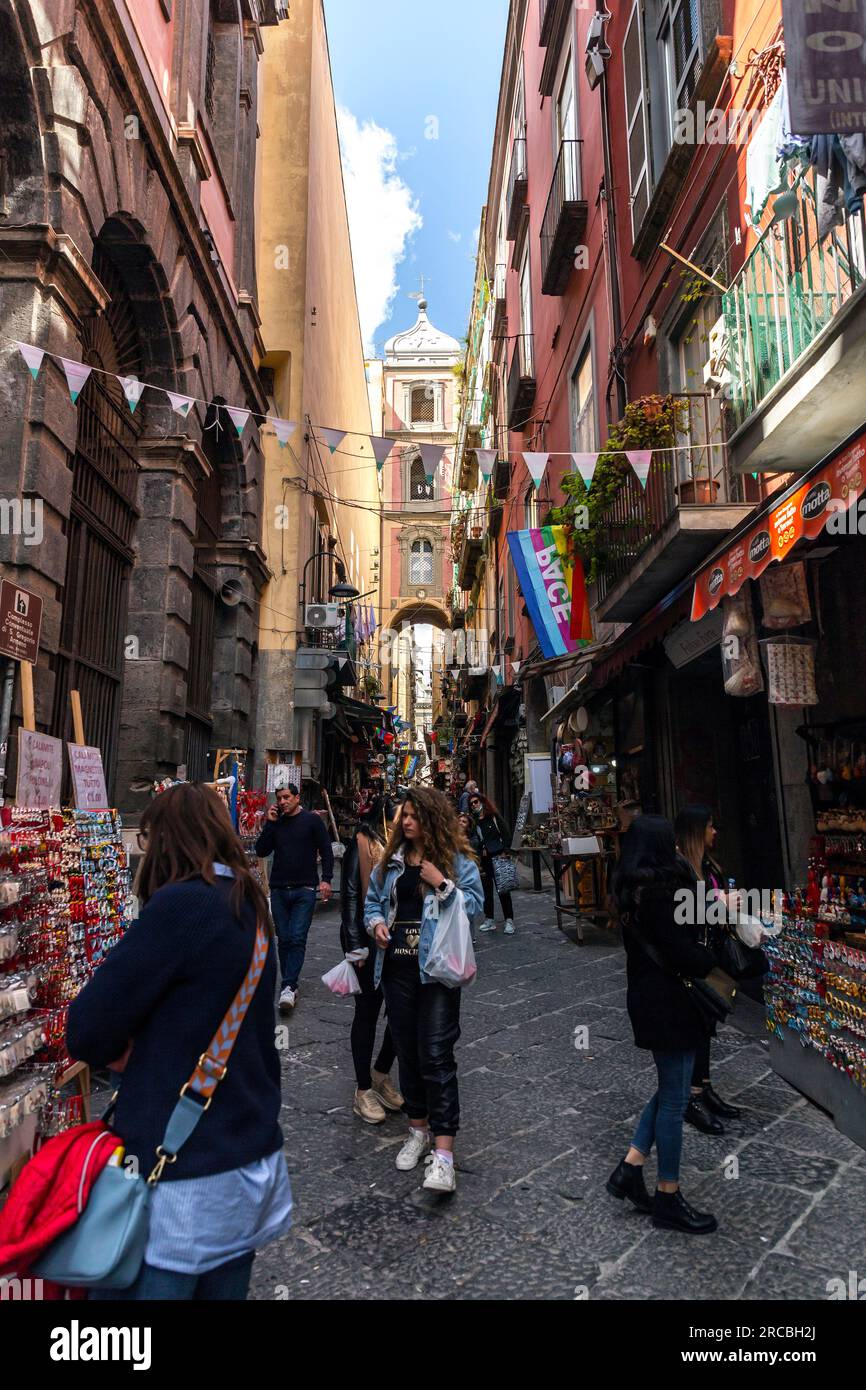 Neapel, Italien - 9. April 2022: Via dei Tribunali ist eine belebte und touristische Straße im alten historischen Zentrum von Neapel, Kampanien, Italien. Stockfoto