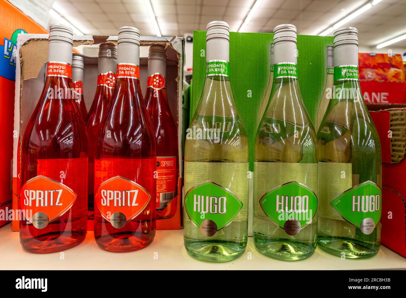 Italien - 13. Juli 2023: Spritz Aperitif Cocktails und Spritz Hugo in Flaschen, die in italienischen Discounter zum Verkauf angeboten werden Stockfoto