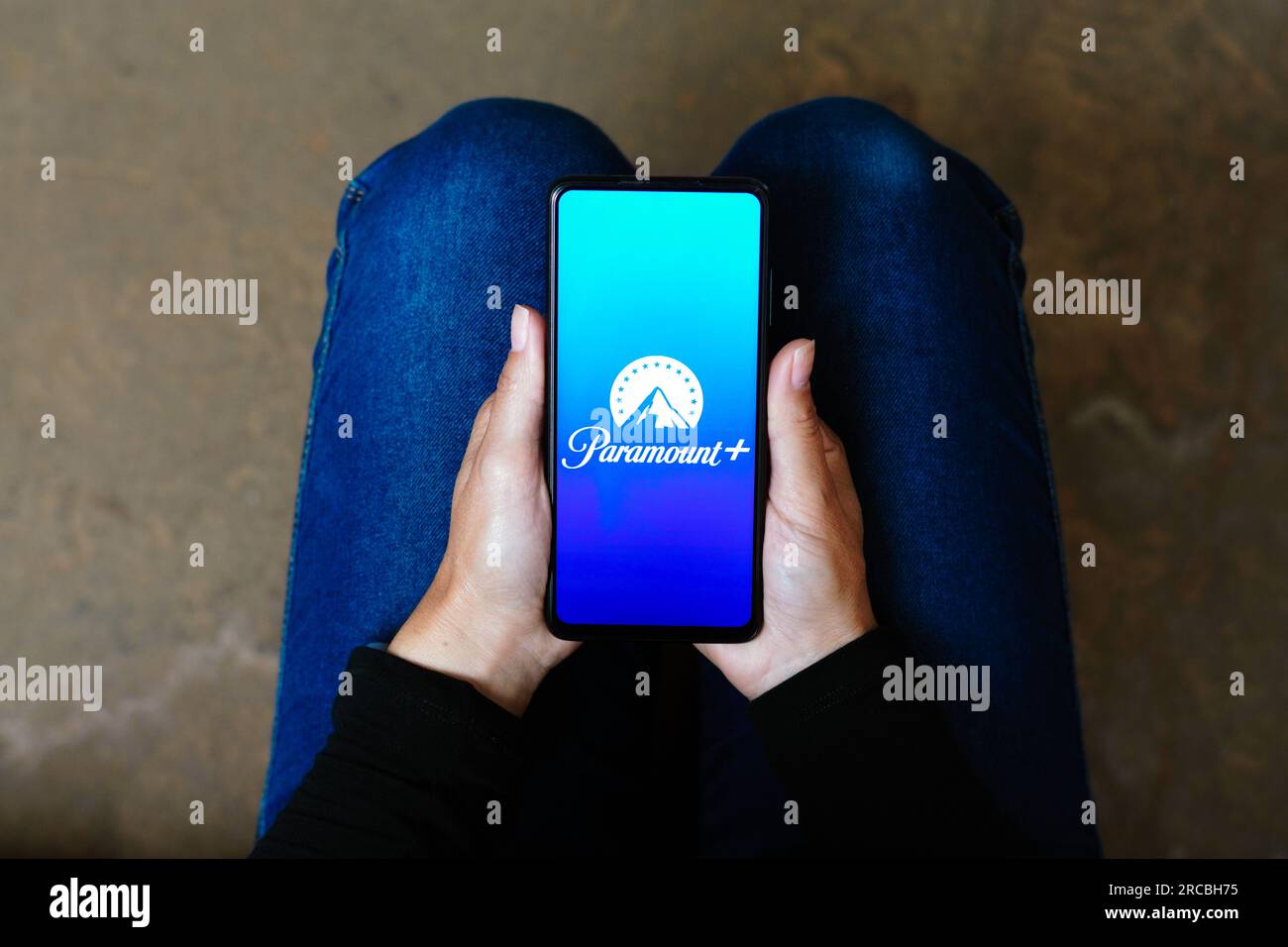 In dieser Fotoabbildung wird das Paramount + (Paramount Plus) Logo auf einem Smartphone angezeigt. Stockfoto