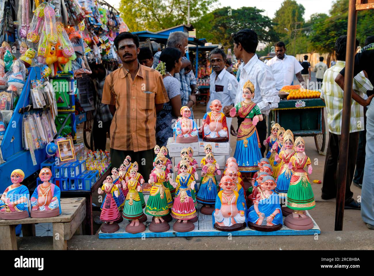 Ein Mann, der Tanjore tanzende Puppen verkauft, Thanjavur Tanjore, Tamil Nadu, Südindien, Indien, Asien. UNESCO-Weltkulturerbe Stockfoto