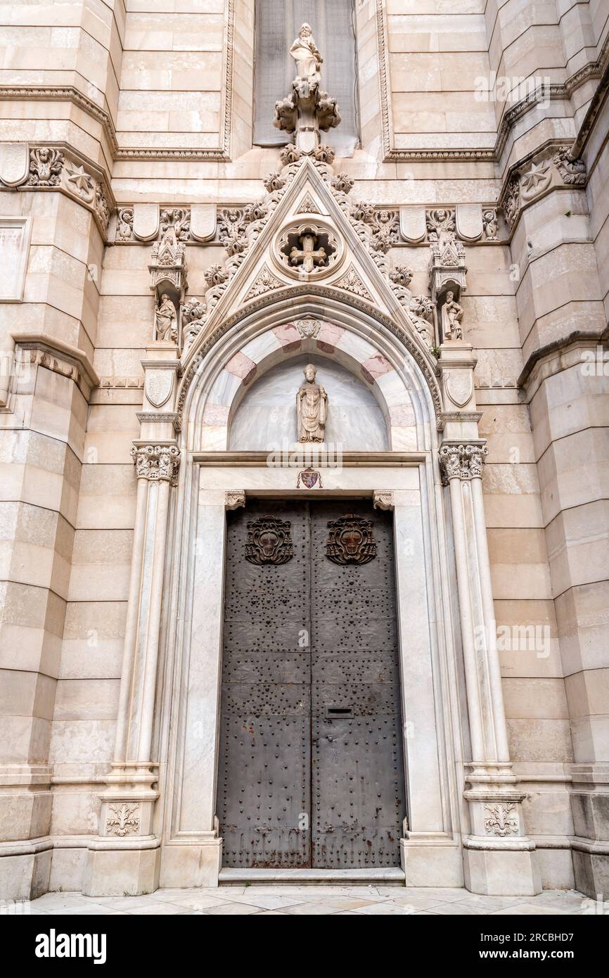 Neapel, Italien - 9. April 2022: Die Kathedrale von Neapel oder die Kathedrale der Marienhimmelfahrt ist eine römisch-katholische Kathedrale, die Hauptkirche von Neapel, A. Stockfoto