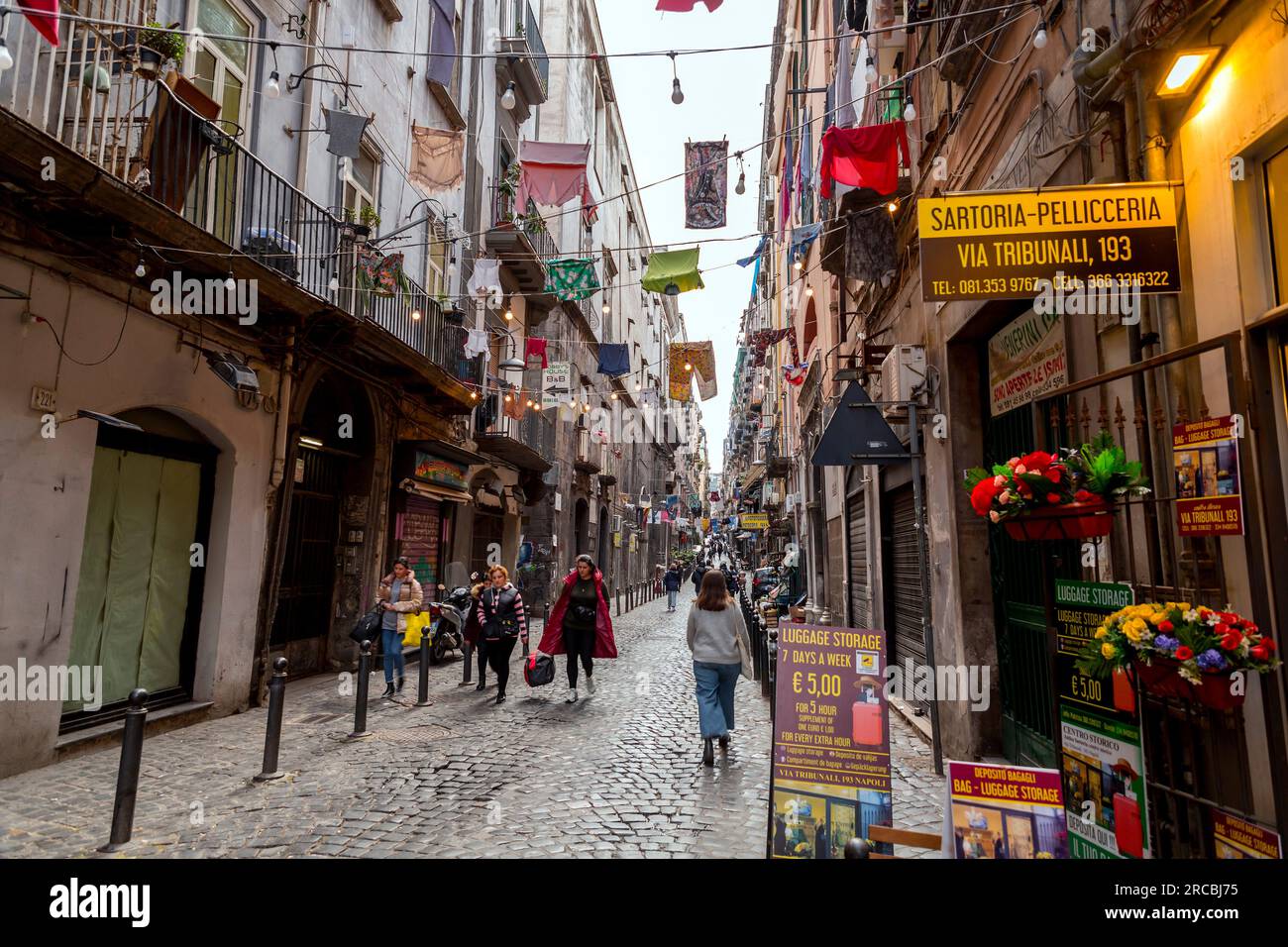 Neapel, Italien - 10. April 2022: Via dei Tribunali ist eine belebte und touristische Straße im alten historischen Zentrum von Neapel, Kampanien, Italien. Stockfoto