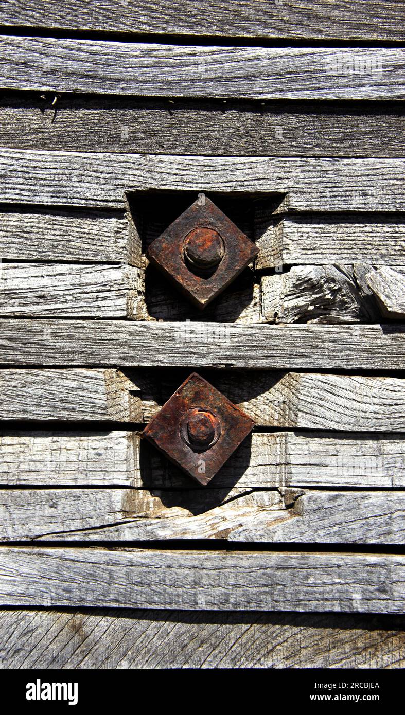 Muttern und Schrauben werden aus dem „Cowboy Jail“ in Council Grove, Kansas, extrudiert. Das alte Calaboose stammt aus dem späten 1800er. Jahrhundert. Stockfoto