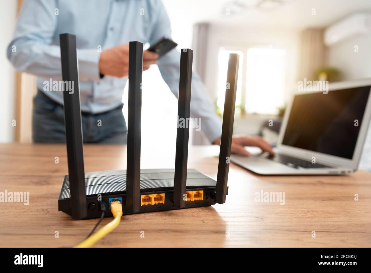 Mann, der einen modernen WLAN-Router benutzt, Highspeed-Internet Stockfoto