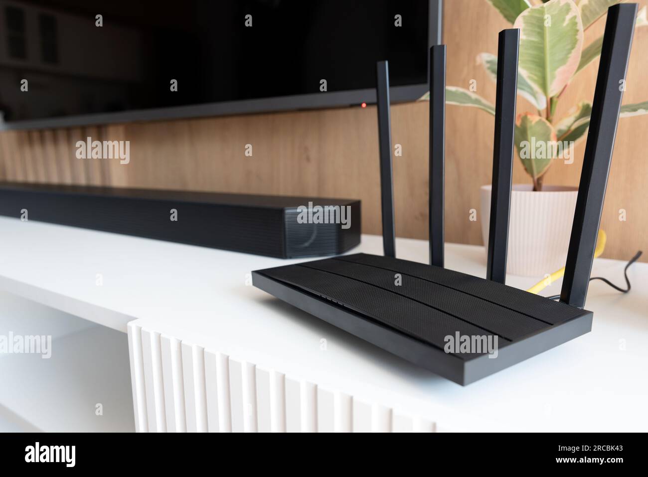 Router mit 4 Antennen im Wohnzimmer. Hochgeschwindigkeits-Internetkonzept Stockfoto