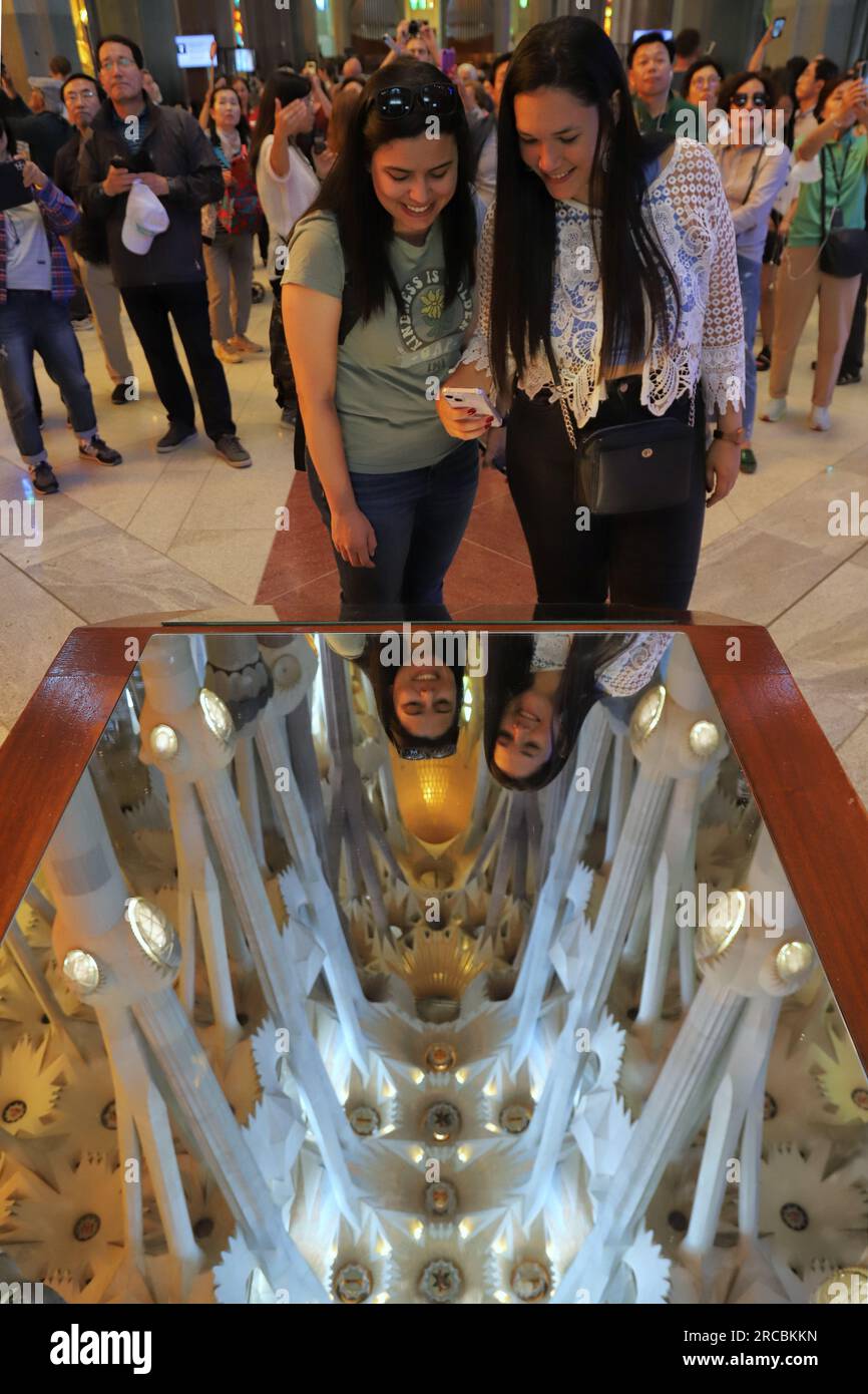 Barcelona, Spanien, Juni 2023, Innenansicht der Kathedrale Sagrada Familia (heilige Familie), touristischer Ort, Spiegel der Decke Stockfoto