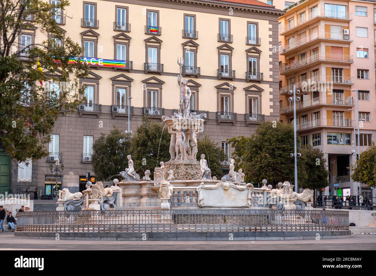 Neapel, Italien - 10. April 2022: Außenansicht des Rathauses von Neapel auf der Piazza Municipio. Stockfoto