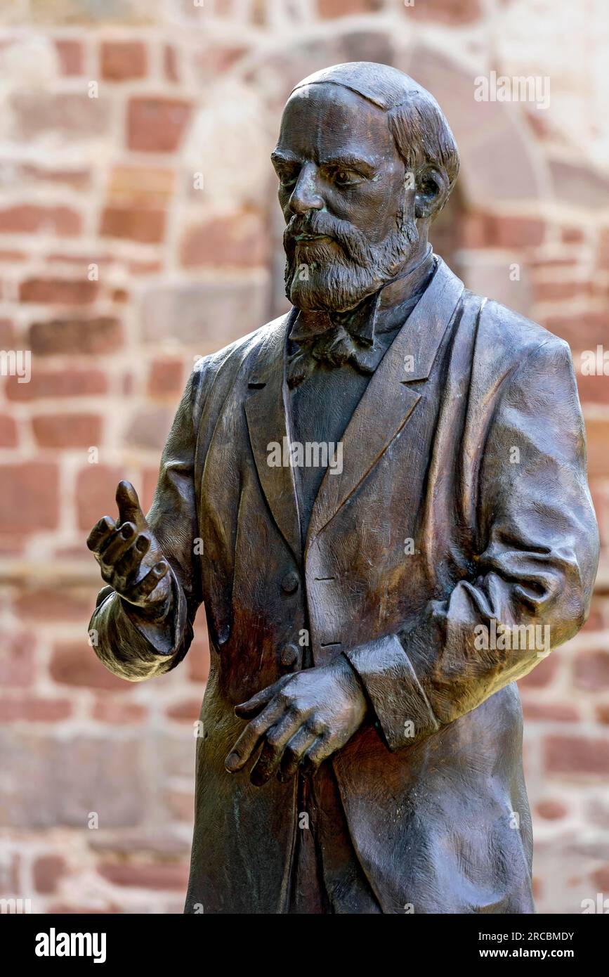 Denkmal, Statue Konrad Duden, Autor des Wörterbuchs der deutschen Rechtschreibung, Duden-Zuse-Denkmal aus Bronze von Andreas Kraemmer, Stiftsbezirk, Bad Stockfoto