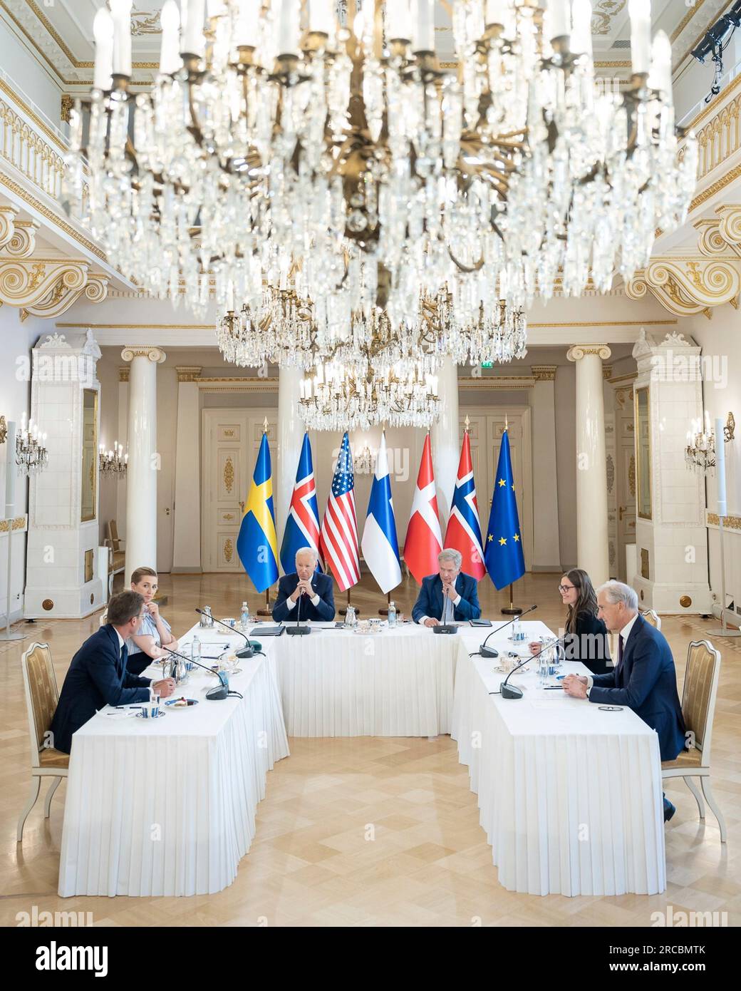 Helsinki, Finnland. 13. Juli 2023. US-Präsident Joe Biden, Left Center, hört während des Gipfels der US-nordischen Staats- und Regierungschefs im Präsidentenpalast am 13. Juli 2023 in Helsinki, Finnland, zu. Von links sitzen der schwedische Premierminister Ulf Kristersson, die dänische Premierministerin Mette Frederiksen, der US-Präsident Joe Biden, der finnische Präsident Sauli Niinisto, der isländische Premierminister Katrín Jakobsdóttir und der norwegische Premierminister Jonas Gahr Store. Kredit: Adam Schultz/White House Photo/Alamy Live News Stockfoto