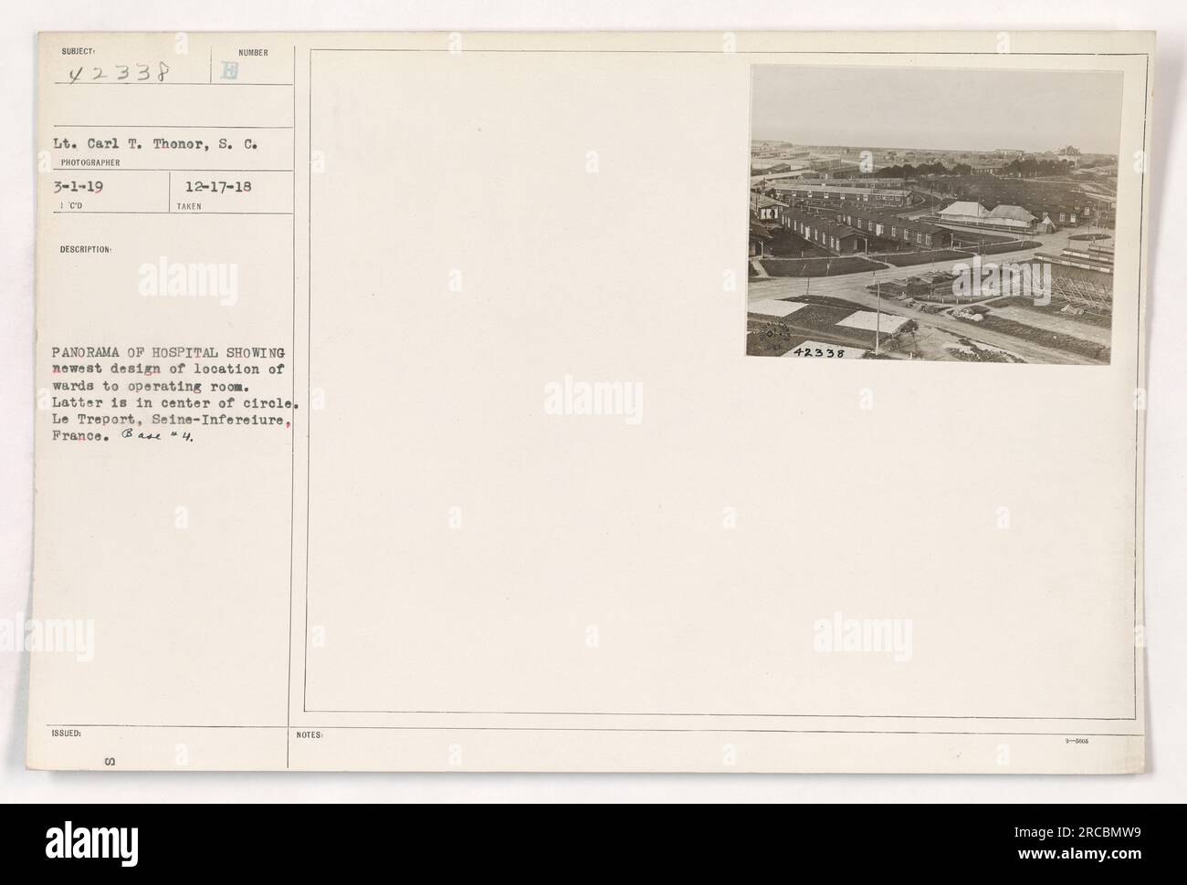 Panoramablick auf ein Krankenhaus in Le Treport, seine-Infereiure, Frankreich während des Ersten Weltkriegs. Das Foto zeigt das neueste Design, wobei sich die Stationen um den Operationssaal in der Mitte eines kreisförmigen Layouts befinden. Das Foto wurde von LT. Carl T. Thonor aufgenommen und hat die Identifikationsnummer 42338. Stockfoto