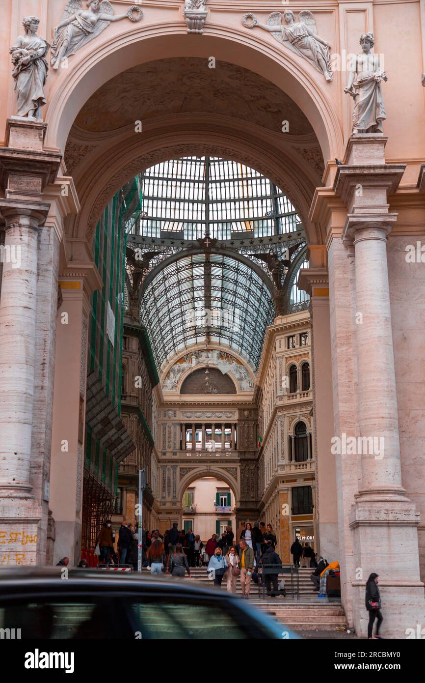 Neapel, Italien - 10. April 2022: Innenansicht der Galleria Umberto I, einer öffentlichen Einkaufsgalerie in Neapel, Italien. Gebaut zwischen 1887 und 1890 Stockfoto