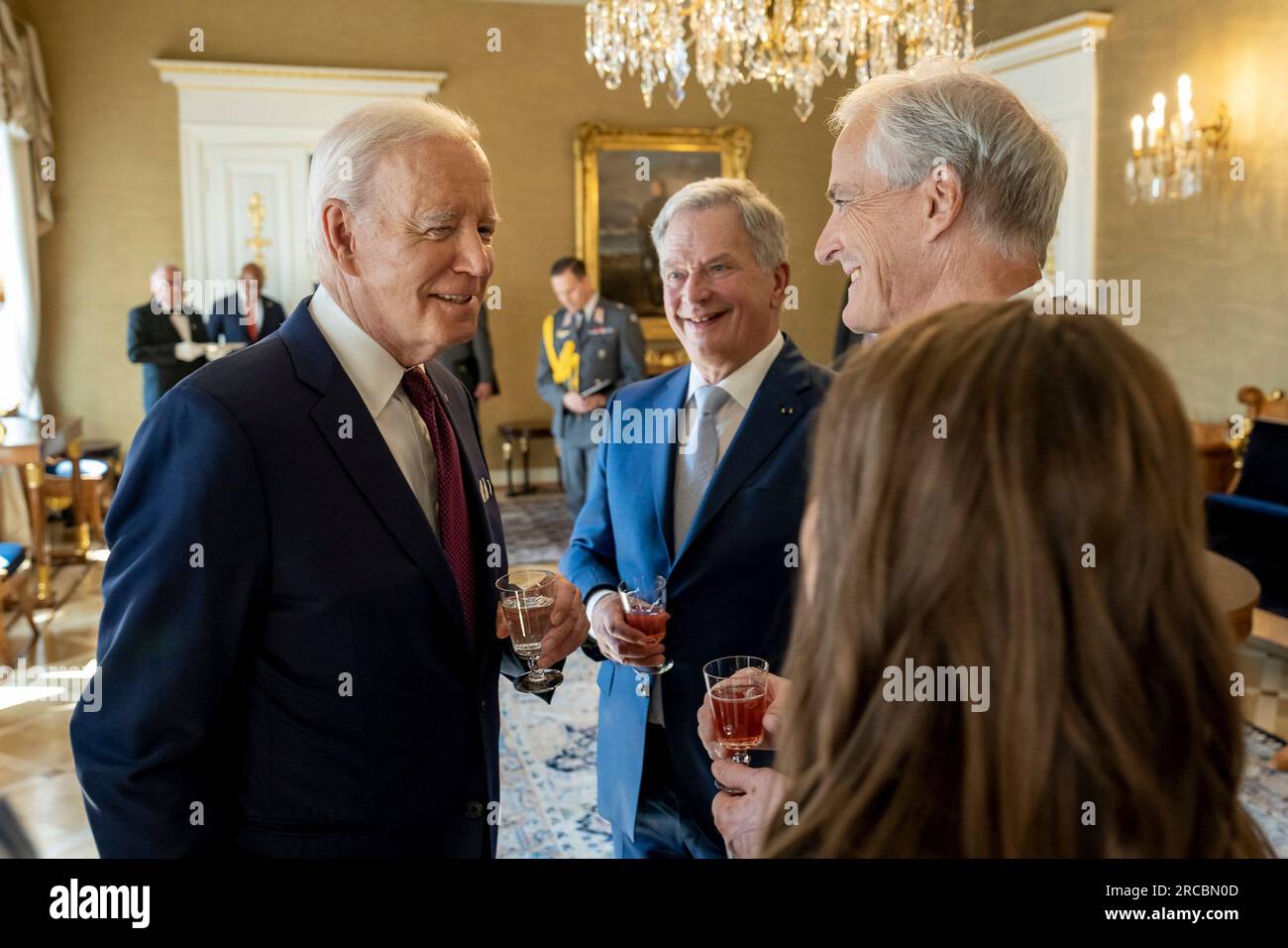 Helsinki, Finnland. 13. Juli 2023. US-Präsident Joe Biden, links, unterhält sich mit dem norwegischen Premierminister Jonas Gahr Store, dem finnischen Präsidenten Sauli Niinisto, Center, und der isländischen Premierministerin Katrin Jakobsdottir, rechts, während eines Empfangs für den US-nordischen Gipfel im Präsidentenpalast am 13. Juli 2023 in Helsinki, Finnland. Kredit: Adam Schultz/White House Photo/Alamy Live News Stockfoto