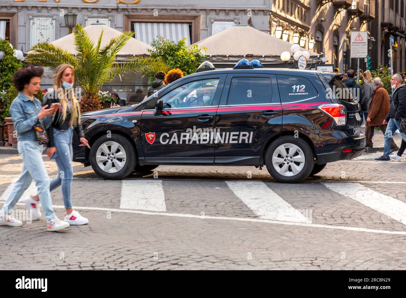 Neapel, Italien - 10. April 2022: Offizieller Wagen von Carabinieri vor dem Palazzo Salerno. Carabinieri sind die Nationalgendarmerie Italiens, die Prima Stockfoto