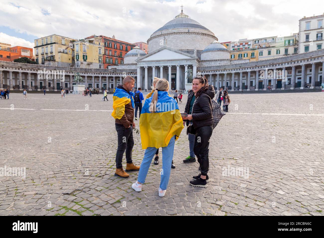 Neapel, Italien - 10. April 2022: Zivilisten, die die Ukraine beim Konflikt mit Russland von 2022 unterstützen, die ukrainische Staatsflaggen außerhalb von Neapel anbinden, Stockfoto