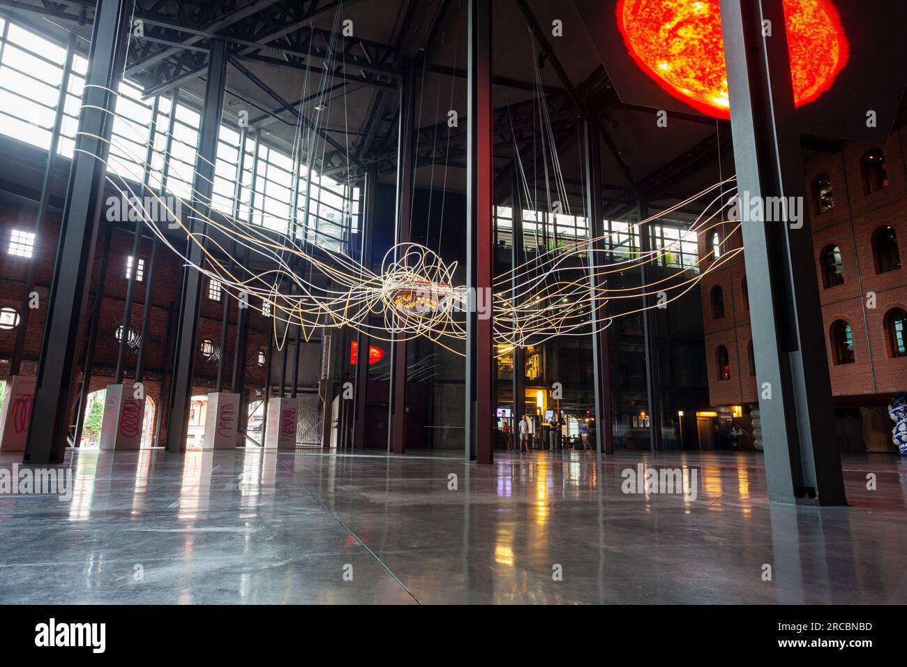 Bilbao, Spanien - 4. August 2022: Azkuna Zentroa, Baskisch für das Azkuna Centre, früher bekannt als Alhondiga Bilbao, ist ein Mehrzweck-Veranstaltungsort, der von Ph Stockfoto