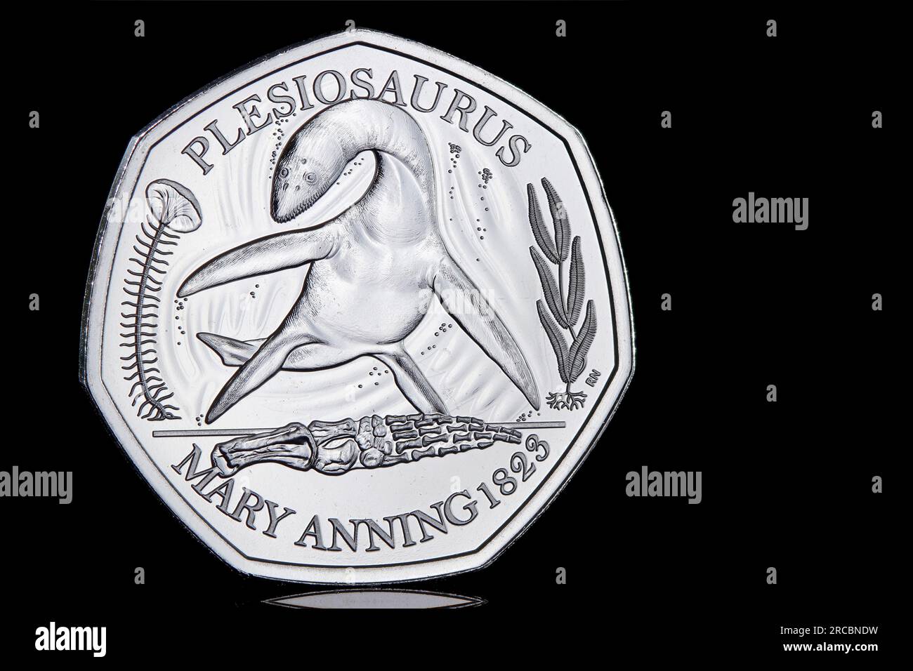 2021 Plesiosaurus aus dem Set von 3 Dinosaurier 50 Pence Serie Stockfoto