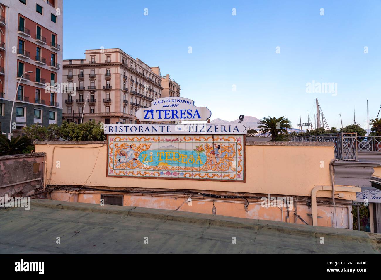 Neapel, Italien - 10. April 2022: Schild und Eingang des traditionellen neapolitanischen Restaurants Zi Teresa im Stadtteil Mergellina von Neapel. Stockfoto