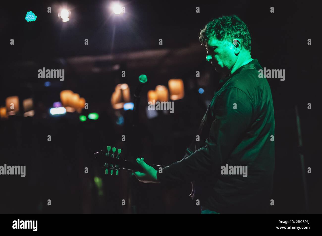 Bass- und E-Gitarrenmusik-Bands bieten auf einer Bühne eine Live-Solovorstellung. Wiederholung und Übung Stockfoto