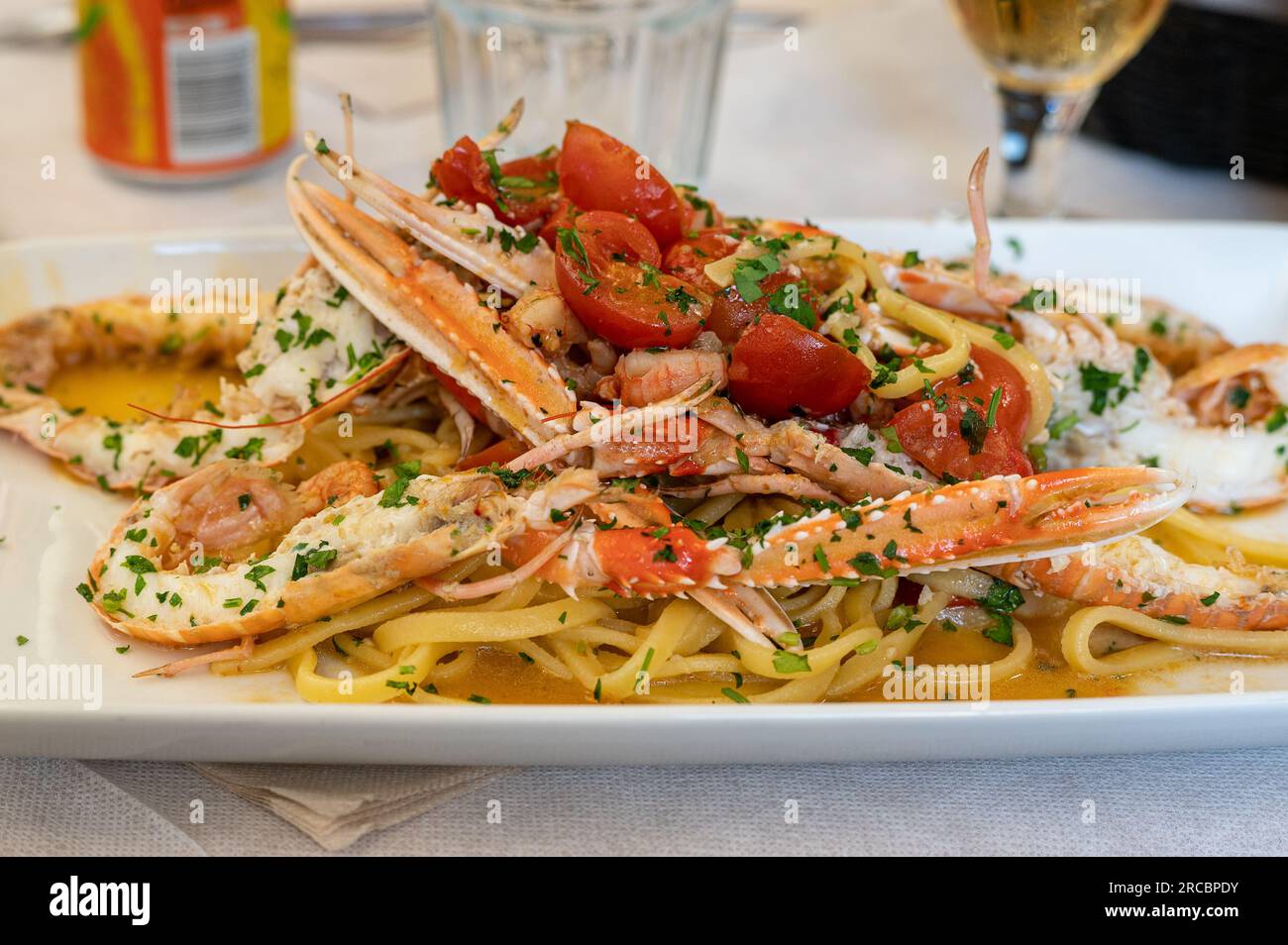 Meeresfrüchte-Pasta mit Scampi in einem Restaurant in Cefalù. Diese historische Stadt ist ein wichtiges Reiseziel in Sizilien. Stockfoto