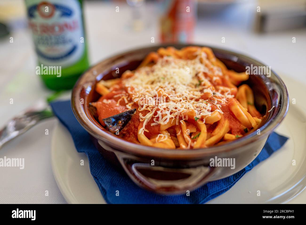 Pasta alla Norma wird in einem Restaurant in Cefalù serviert. Diese historische Stadt ist ein wichtiges Reiseziel in Sizilien. Stockfoto