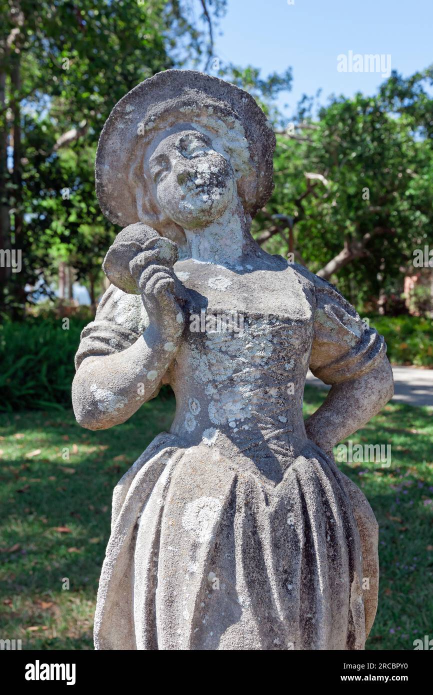 Erosion einer weiblichen Steinstatue in einem Garten im John and Mable Ringling Museum, Sarasota, Florida. Stockfoto