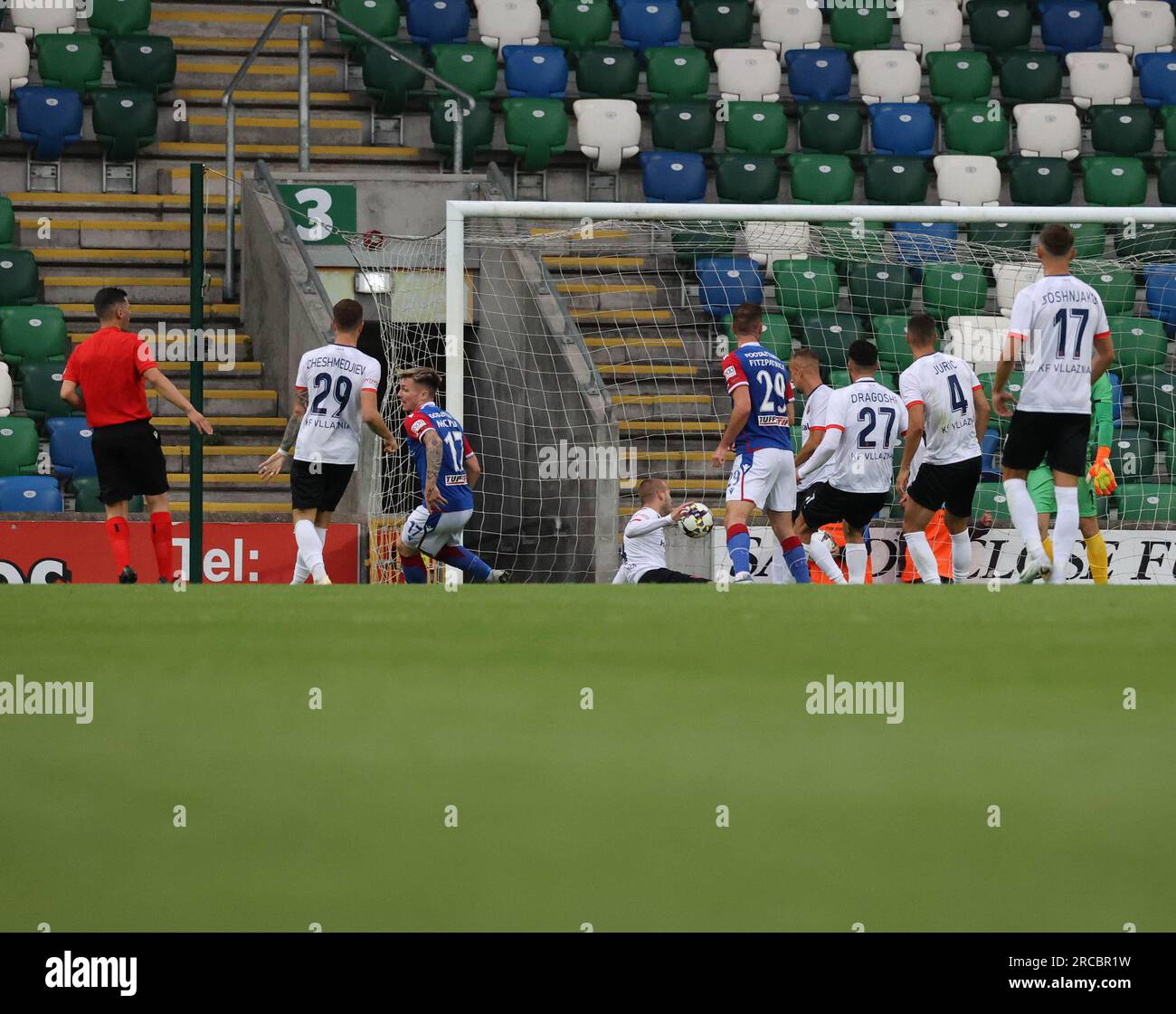 Windsor Park, Belfast, Nordirland, Großbritannien. 13. Juli 2023. UEFA Europa Conference League Runde 1 (erste Etappe) – Linfield/FK Vllaznia. Action aus dem Spiel heute Abend im Windsor Park (Linfield in blau). Chris McKee (17) fährt 1-0 km nach Linfield. Kredit: CAZIMB/Alamy Live News. Stockfoto