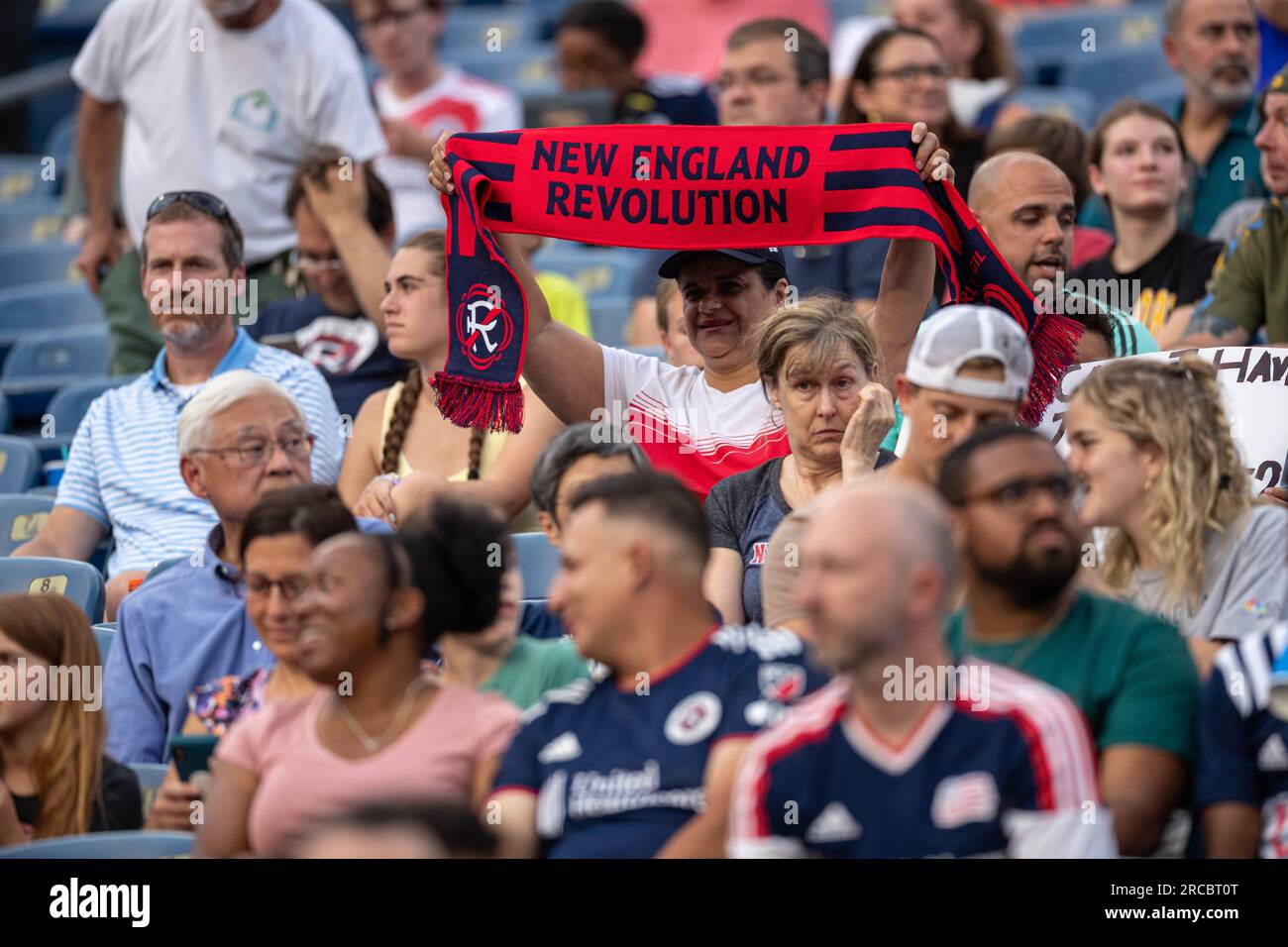 Fans jubeln vor dem Spiel, während die Spieler am Mittwoch, den 12. Juli 2023, im Gillette Stadium während eines MLS-Fußballspiels vorgestellt werden. Die Revolution defea Stockfoto