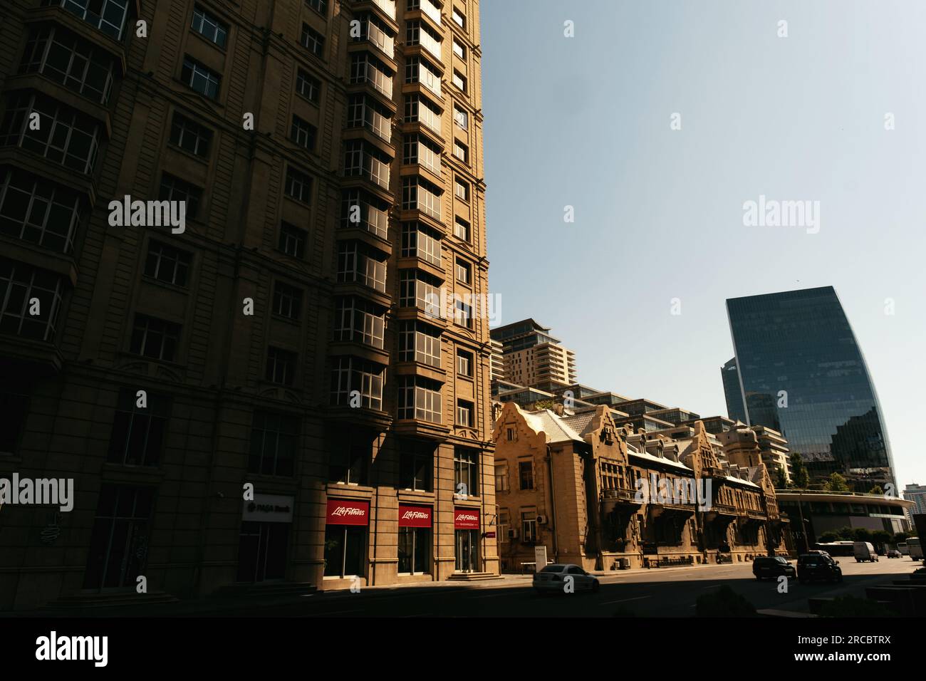 Baku, Aserbaidschan - 26. Juni 2023: Dieses dynamische Stadtbild spiegelt den Kontrast zwischen Bakus Old Street Hotel aus der Sowjetzeit und dem modernen Port Baku Nor wider Stockfoto