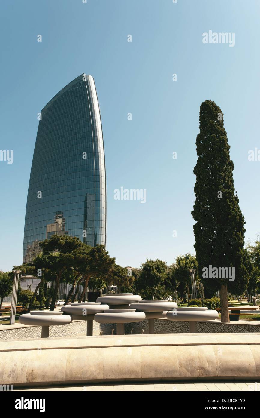 Baku, Aserbaidschan - 26. Juni 2023: Ein frühmorgendlicher Blick auf das majestätische Gebäude innerhalb des Crescent City Project, gebadet im sanften Licht des Sonnenaufgangs Stockfoto