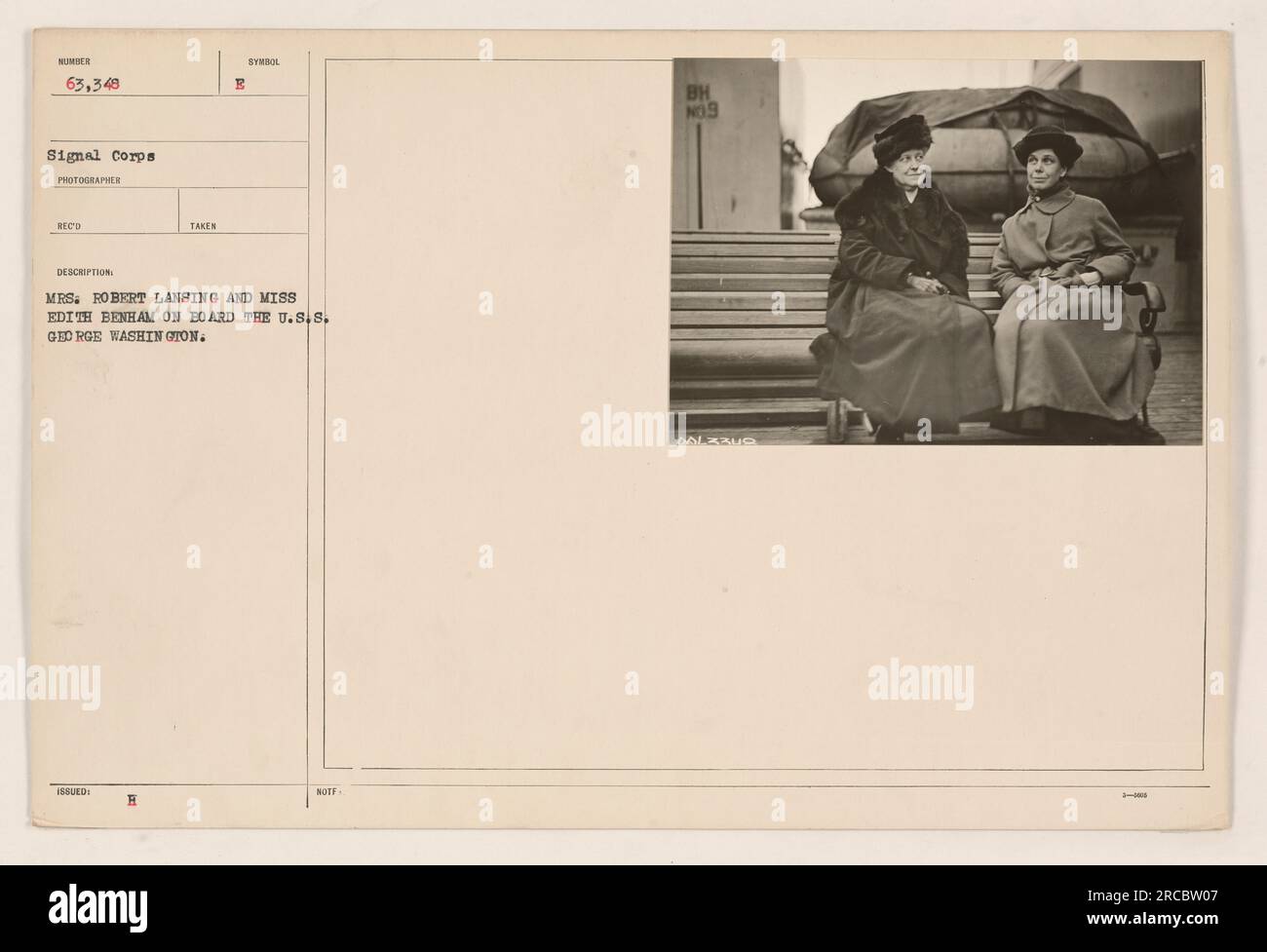 Mrs. Robert Lansing und Miss Edith Benham werden an Bord der U.S.S. gesehen George Washington im Ersten Weltkrieg Stockfoto