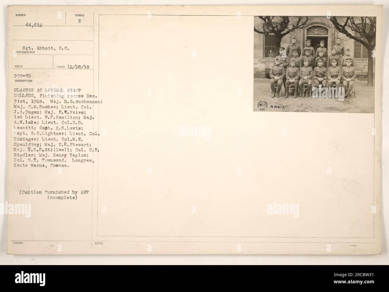 Eine Gruppe von Offizieren, die Kurse am General Staff College in Langres, Haute Marne, Frankreich besuchen. Sie beenden ihren Kurs am 31. Dezember 1918. Die Namen der Offiziere sind wie folgt aufgeführt: Major B.O. Buchannan, Major C.M. Busbee, Lieut. Oberst J.A. Dugan, Major E.W. Fales, 1. Lieut. W.P. Hamilton, Major A.W. Lakte, Lieut. Oberst R.D. Leavitt, Hauptmann H.H. Lewis, Kapitän G.C. Lightner, Lieut. Oberst Siminger, Lieut. Oberst M.E. Spaulding, Major Notaufnahme Stewart, Major T.K.P. Stillwell, Oberst C.E. Stodler, Major Henry Taylor, Oberst G.T. Townsend. (Bildunterschrift von AEF unvollständig) Stockfoto