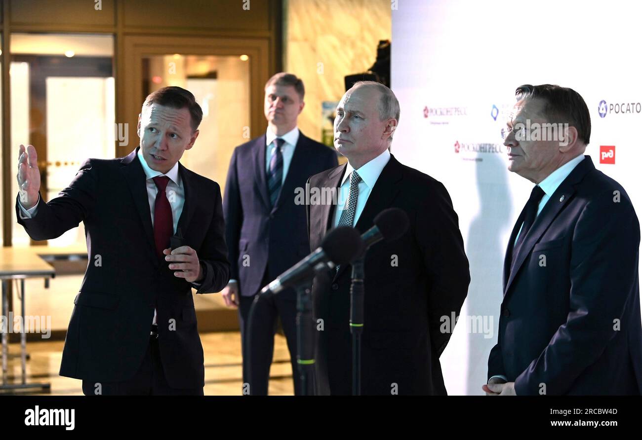 Moskau, Russland. 13. Juli 2023. Der russische Präsident Wladimir Putin, Center, hört dem Mitbegründer des Quantum Centers Ruslan Yunusov, Left, zu, wie er auf dem Future Technologies Forum am World Trade Center am 13. Juli 2023 in Moskau, Russland, fortgeschrittene Forschungs- und Entwicklungsprojekte im Bereich Quantentechnologien erläutert. Von links: Quantum Center Ruslan Yunusov, CEO der russischen Eisenbahn Oleg Belozerov, Präsident Wladimir Putin und Generaldirektor von Rosatom Alexey Likhachev. Kredit: Alexander Kazakov/Kreml Pool/Alamy Live News Stockfoto